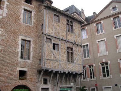  maison ancienne à pans de bois et briques